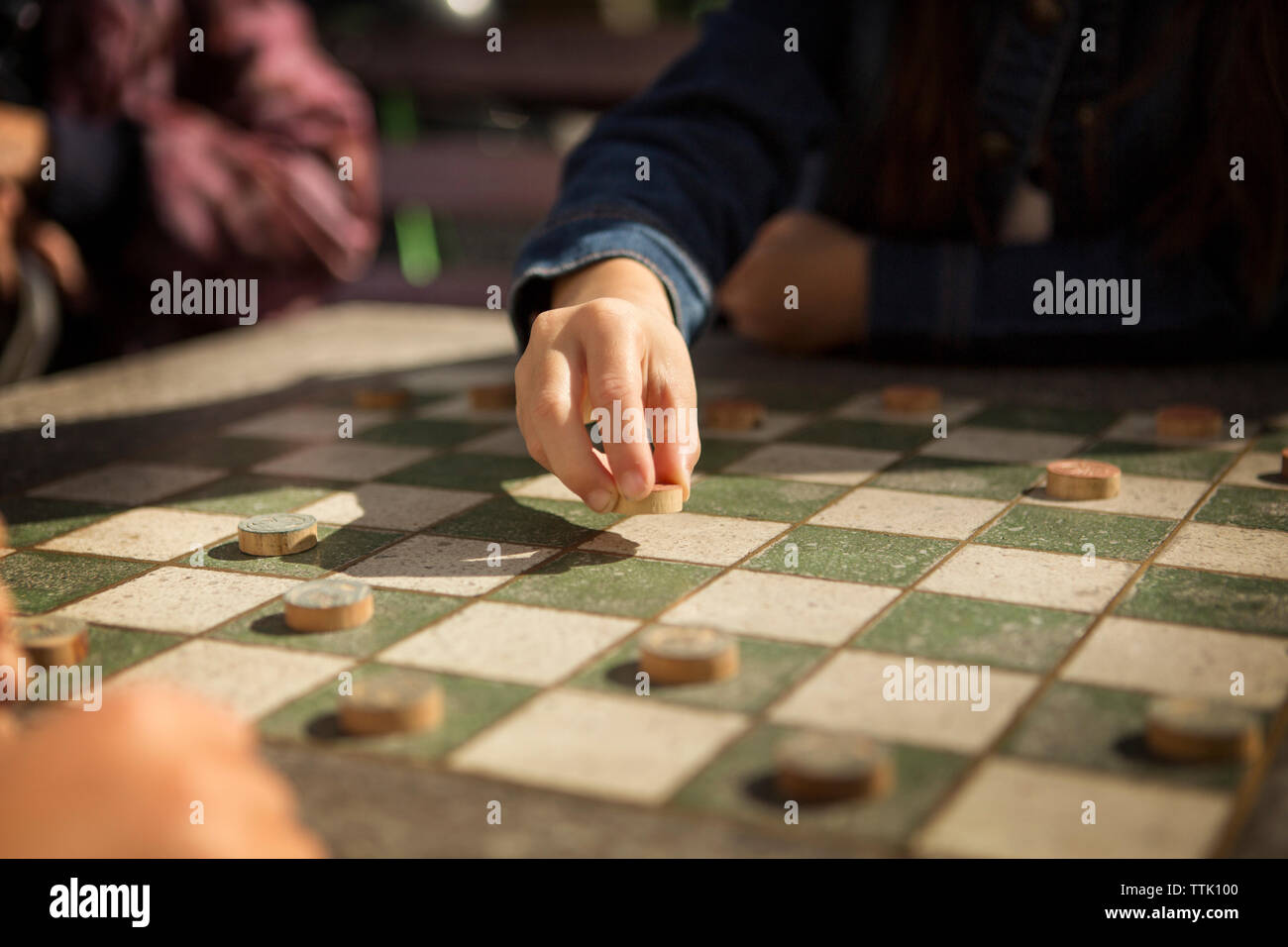 Portrait of girls playing checkers game Banque D'Images