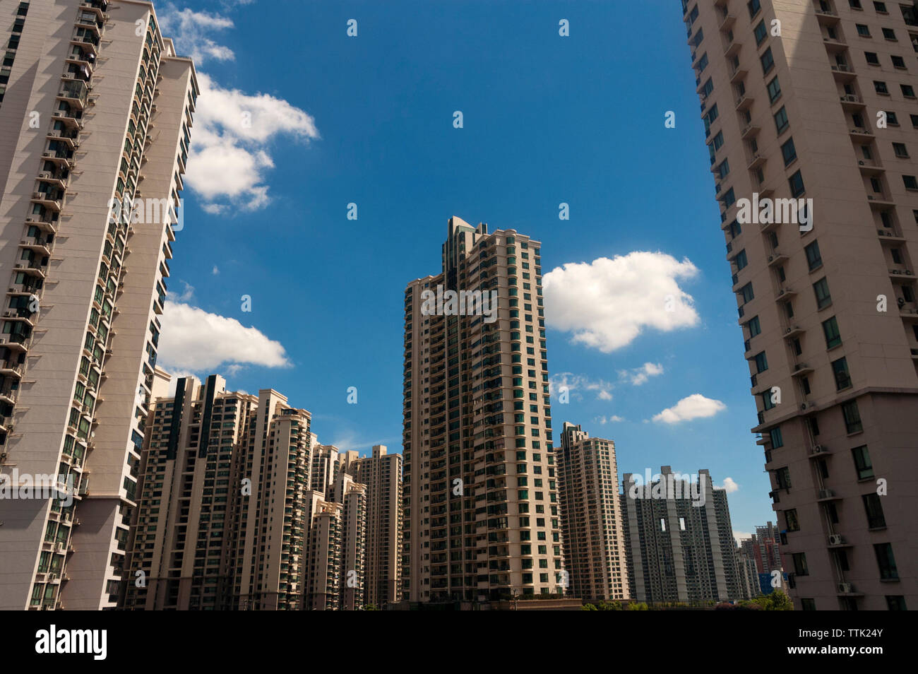 Low angle view of buildings in city against sky Banque D'Images