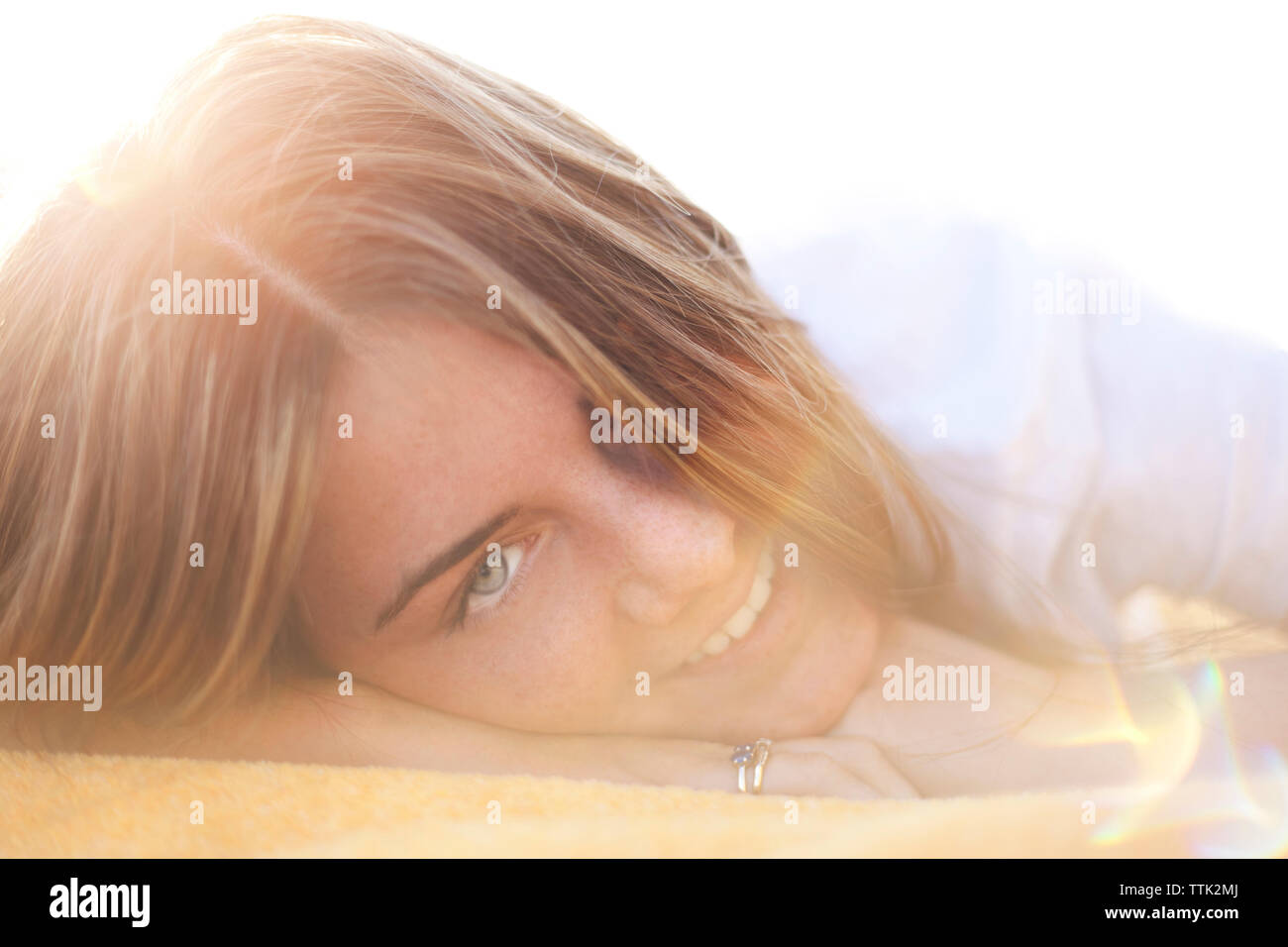 Portrait of woman relaxing at beach Banque D'Images