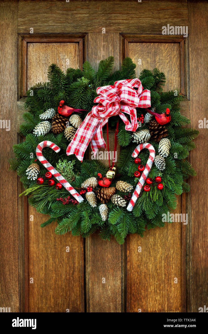 Couronne de Noël accroché sur la porte en bois Photo Stock - Alamy