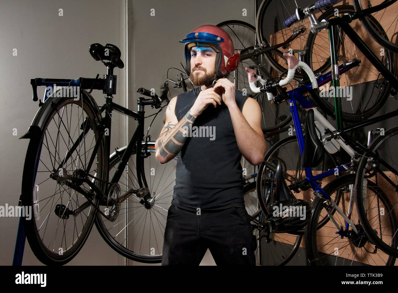 Portrait de l'homme confiant essayer casque lorsqu'debout à stocker Banque D'Images