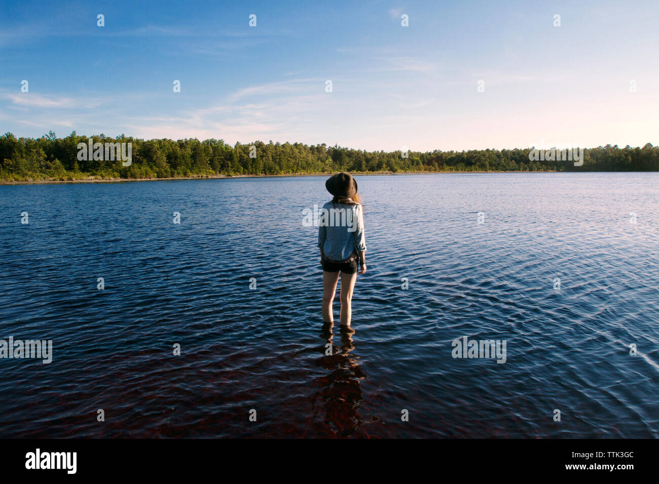 Vue arrière de femme debout dans le lac et à la vue de Banque D'Images