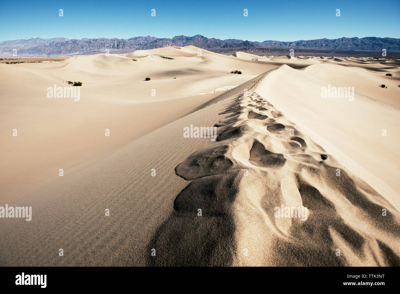 Vue panoramique des montagnes de sable par contre ciel bleu clair Banque D'Images