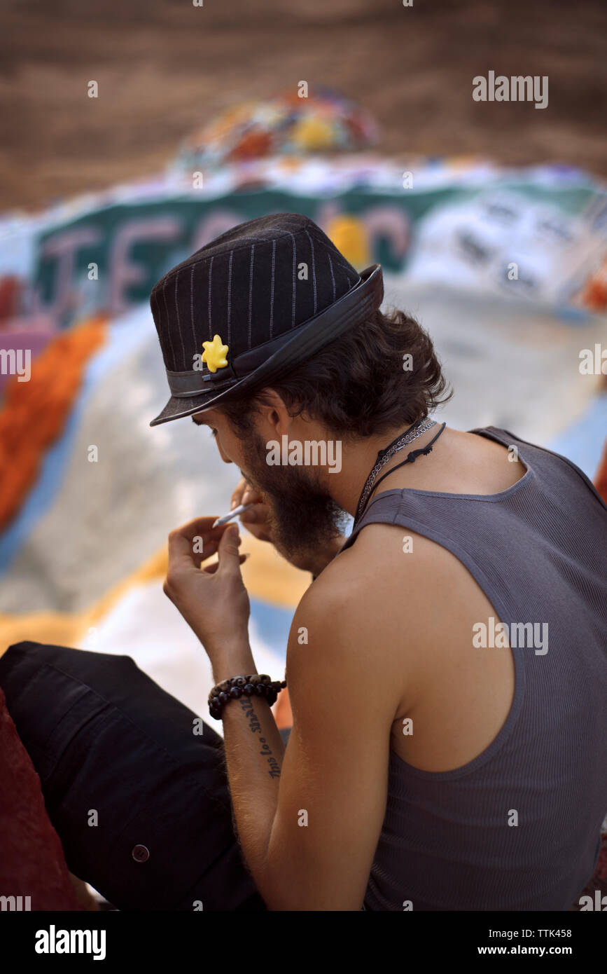 High angle view of man holding weed assis à la montagne du Salut Banque D'Images