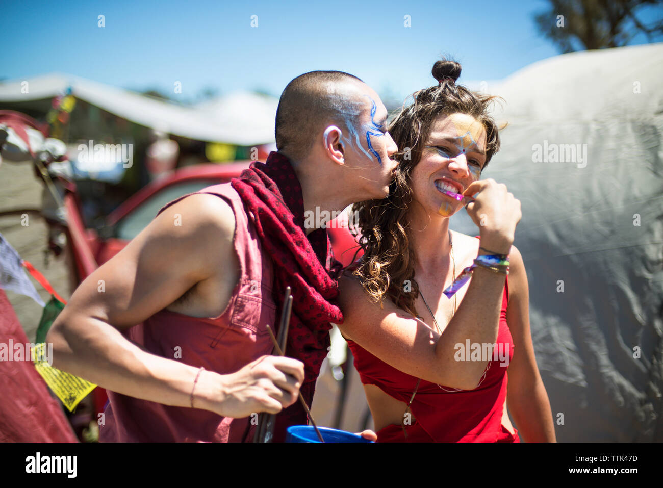 Cheerful man and woman with face paints bénéficiant au cours de l'événement traditionnel Banque D'Images