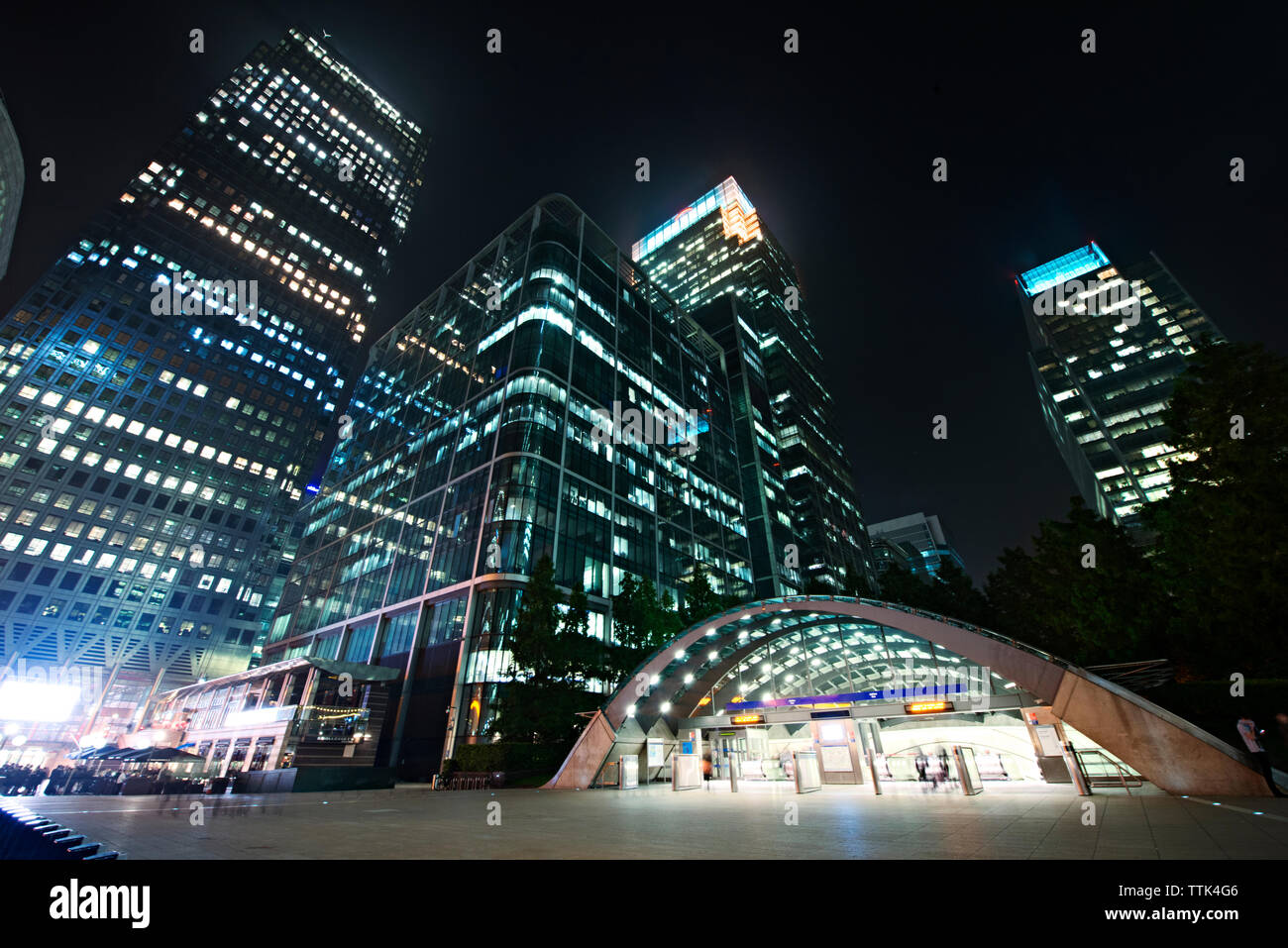 Low angle view of illuminated bâtiments modernes de nuit Banque D'Images