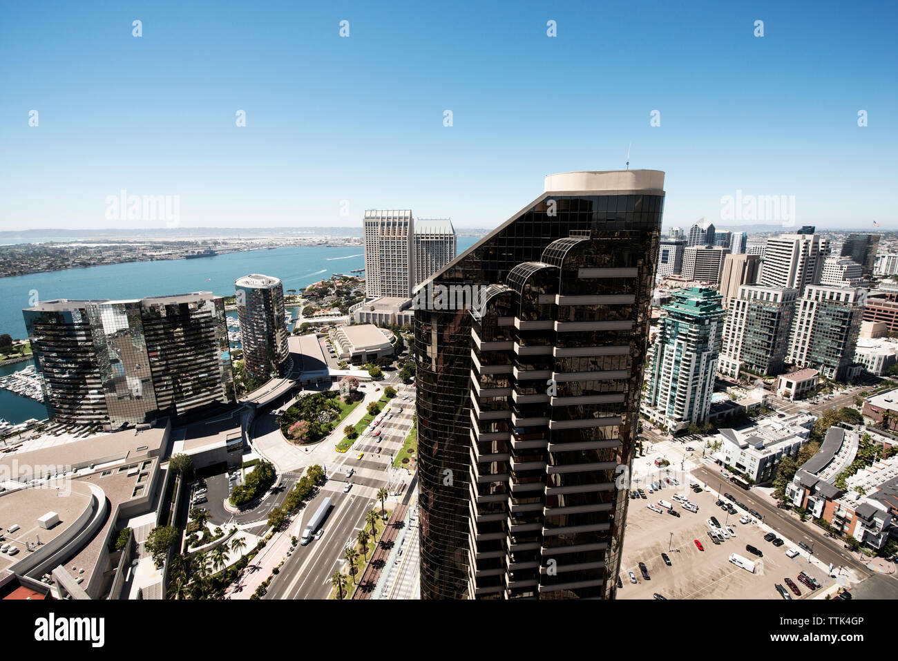 High angle view of skyscraper en ville contre un ciel clair Banque D'Images