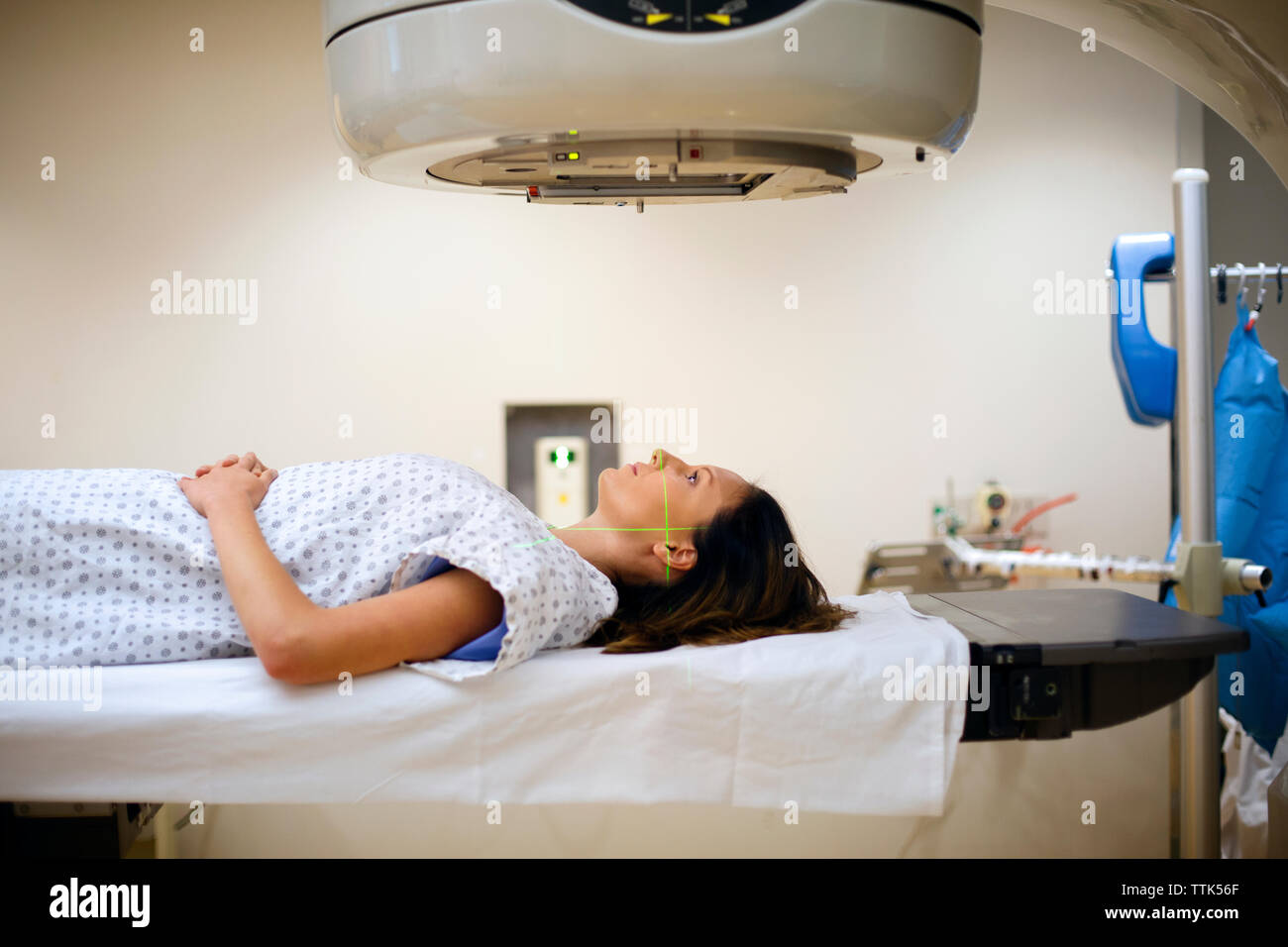 Female patient lying sous machine à rayons X Banque D'Images
