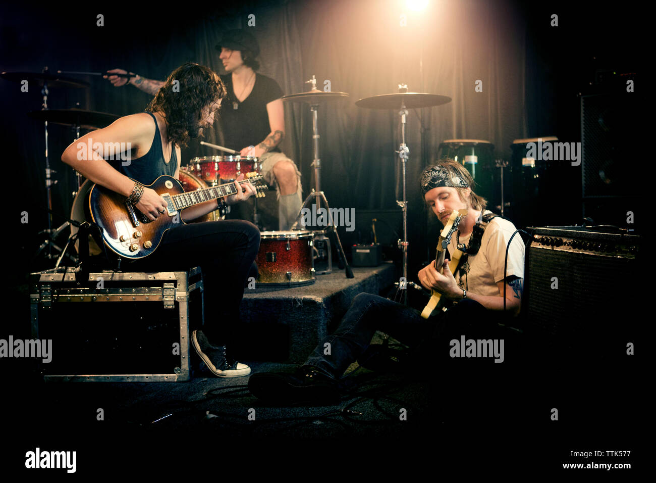 Groupe musical qui pratiquent en studio lumineux Banque D'Images