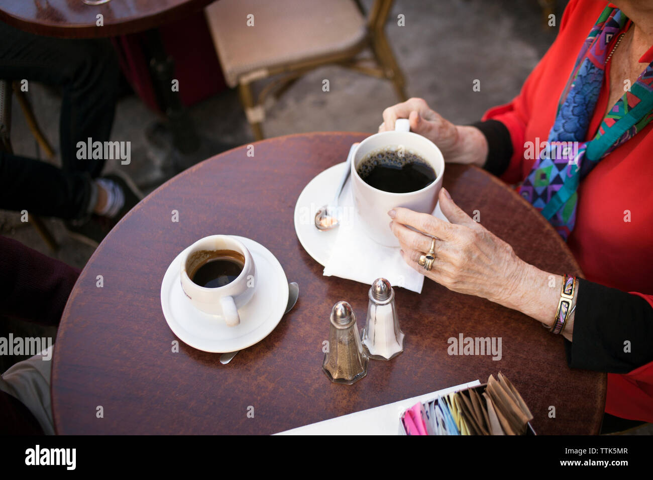 Portrait of senior woman holding Coffee cup at sidewalk cafe Banque D'Images Portrait of senior woman holding Coffee cup at sidewalk cafe Banque D'Images