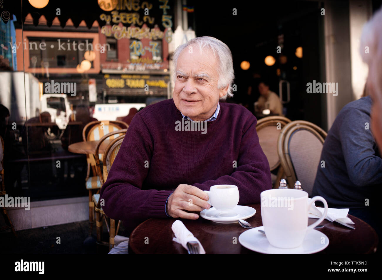 Happy man sitting at sidewalk cafe Banque D'Images Happy man sitting at sidewalk cafe Banque D'Images