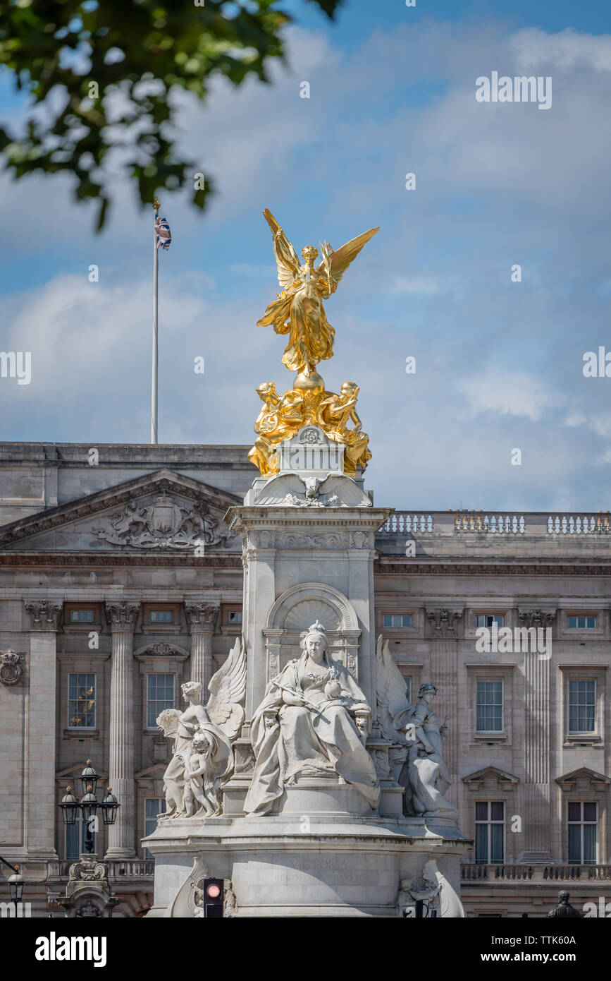 Victoria Memorial à l'extérieur de Buckingham Palace, London, UK Banque D'Images