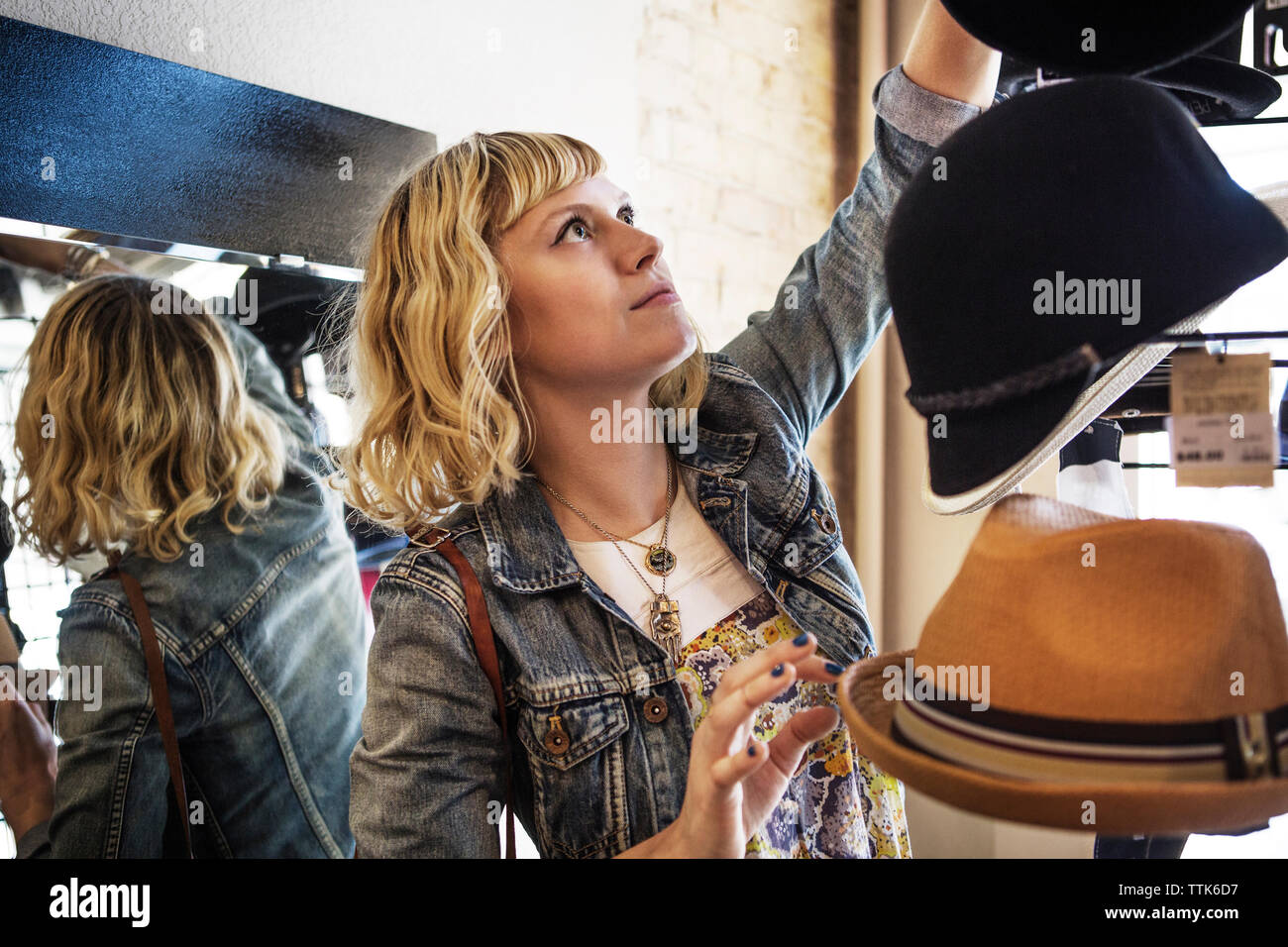 Le choix de femme hat stand in store Banque D'Images