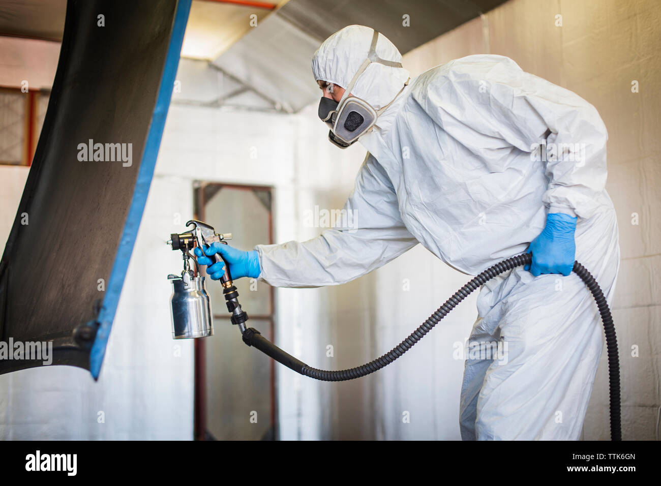 Article véhicule peinture mécanique avec pistolet de peinture dans un atelier de carrosserie Banque D'Images