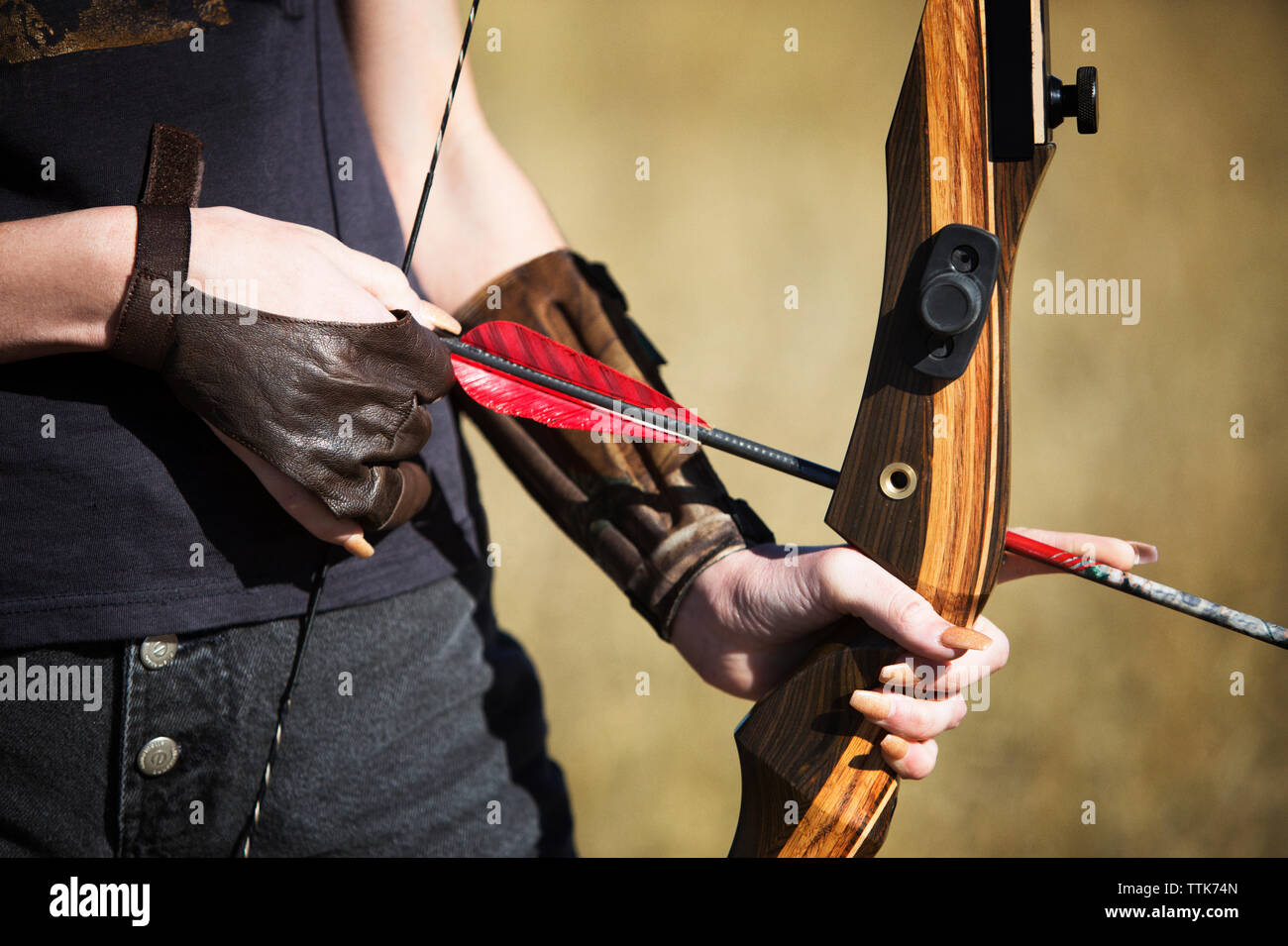Close-up of woman holding arc et flèche Banque D'Images