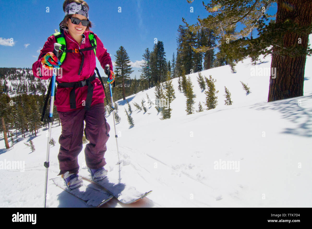 Skieur femelle se déplacer dans la neige domaine Banque D'Images