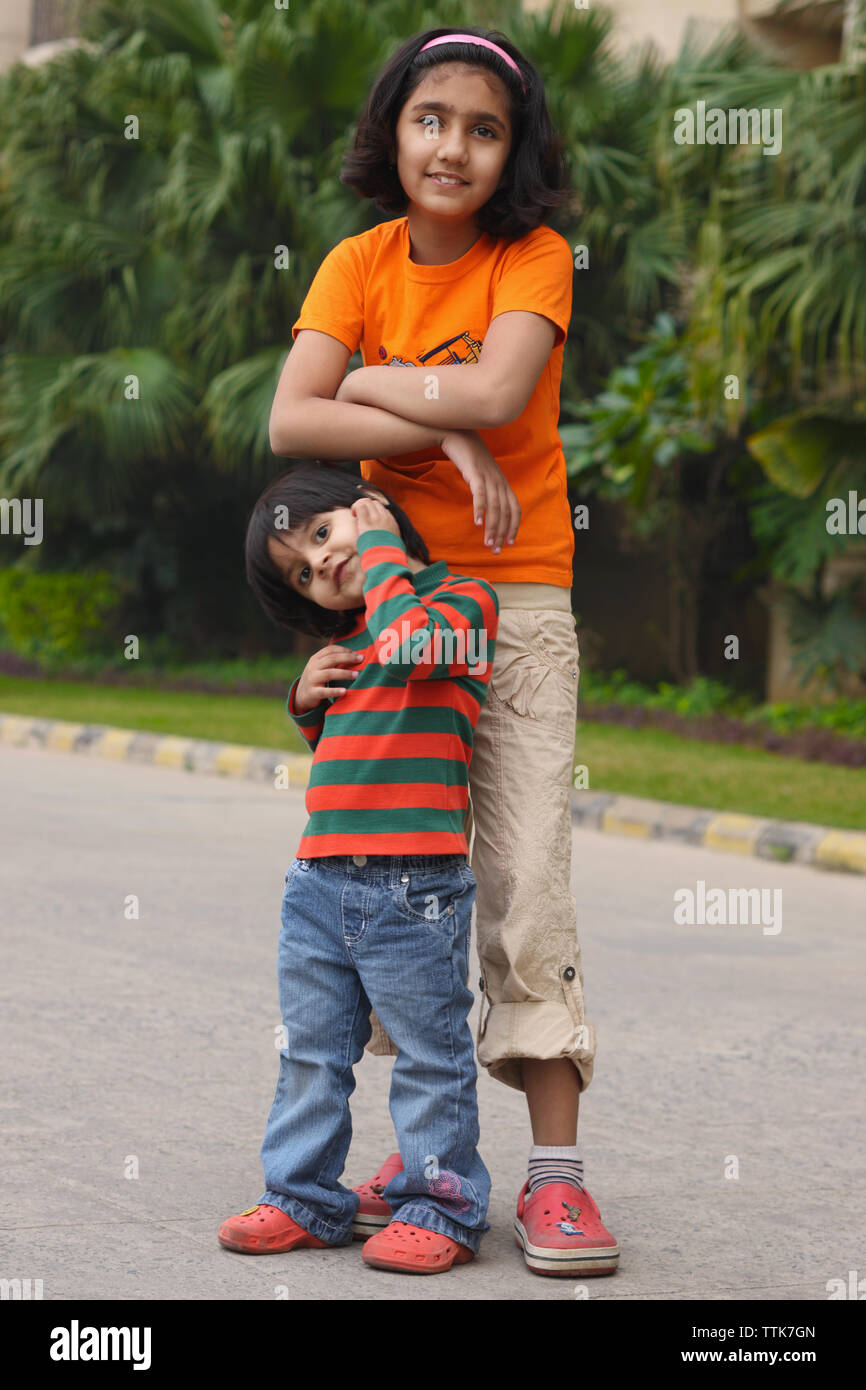 Portrait de deux jeunes filles Standing together Banque D'Images