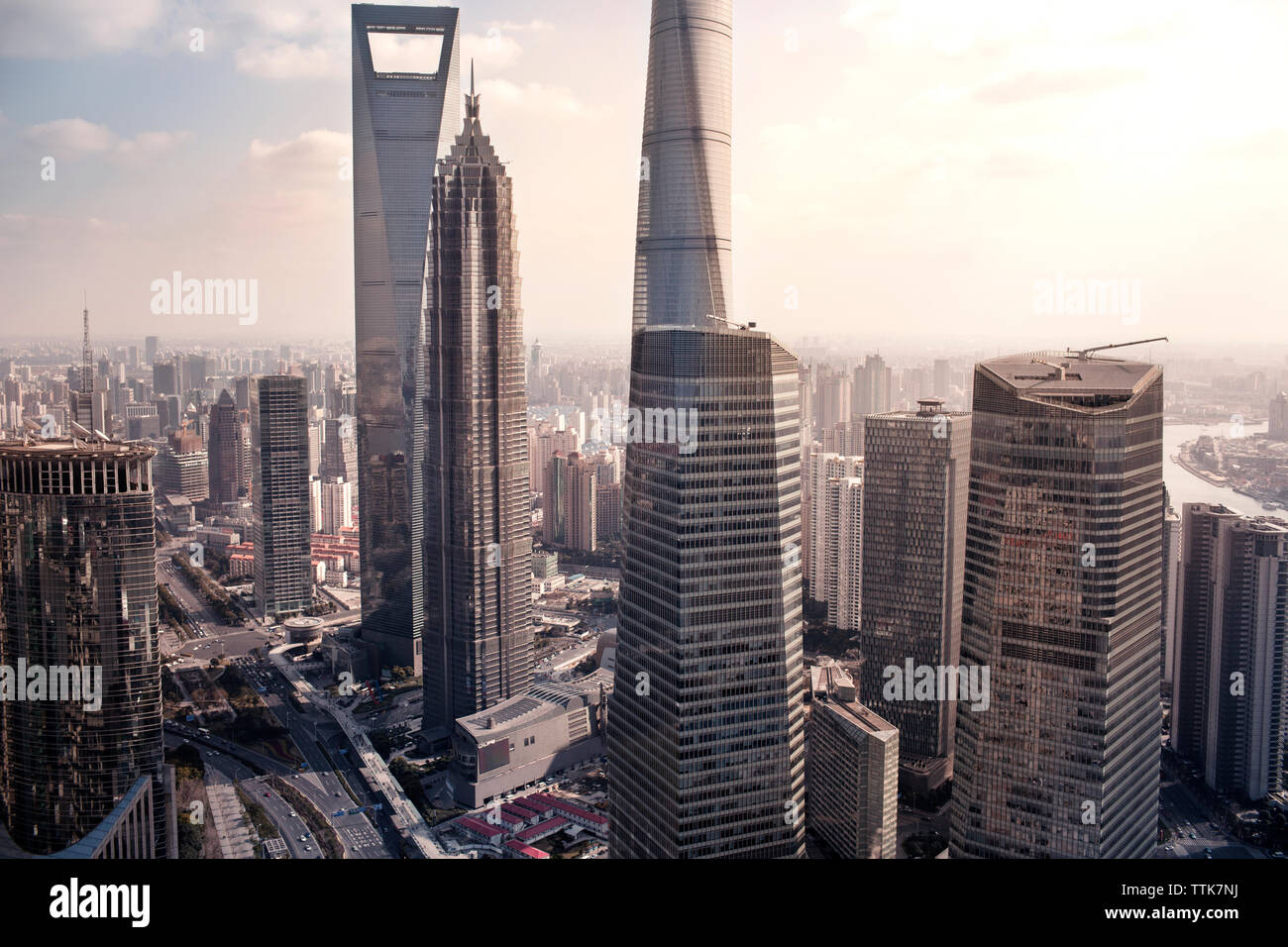 Portrait de bâtiments modernes en ville contre sky Banque D'Images