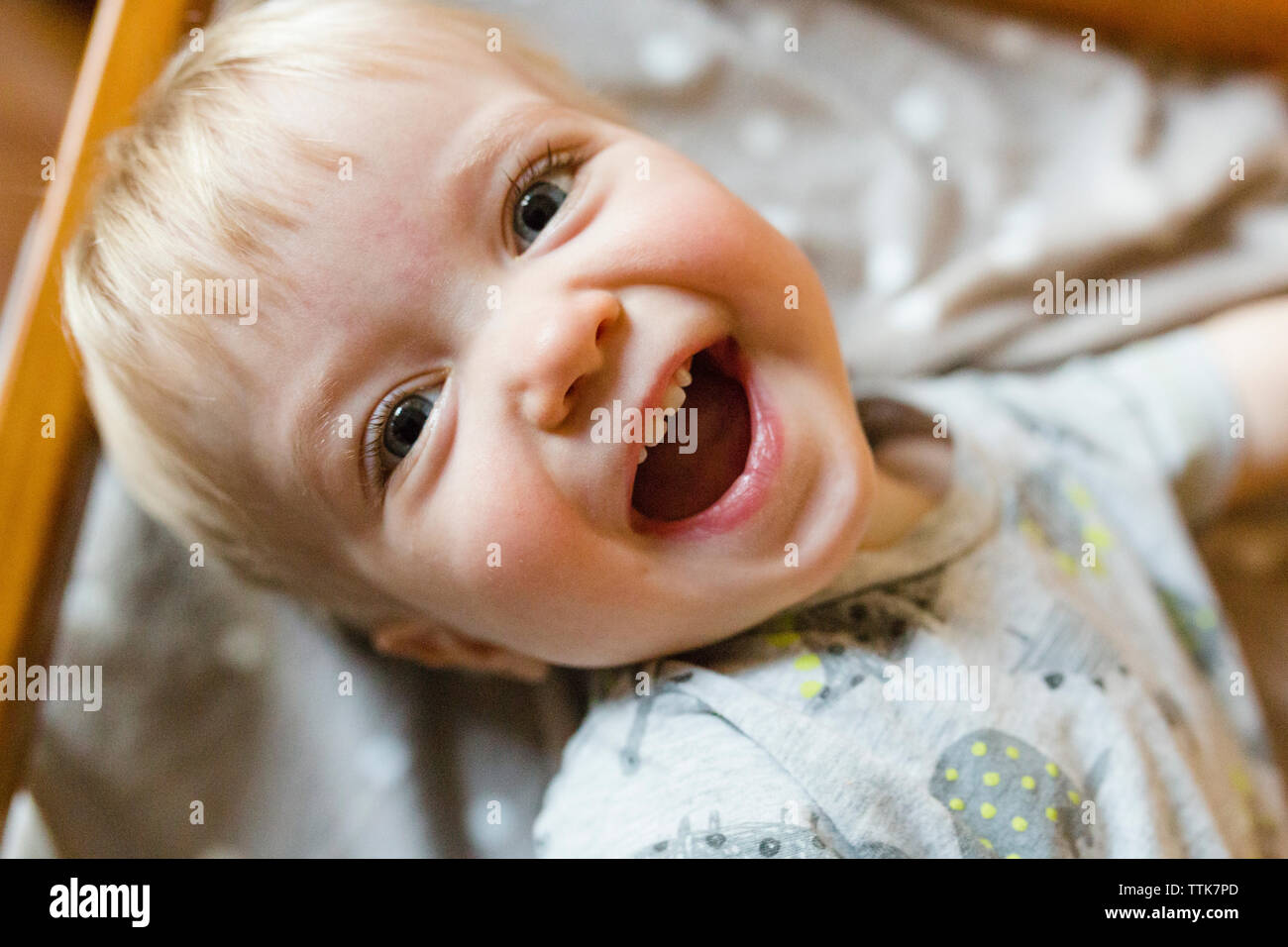 Close-up portrait of happy baby boy at home Banque D'Images