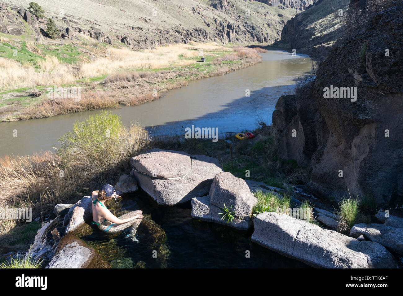 High angle view of female hiker in Hot spring au cours de journée ensoleillée Banque D'Images