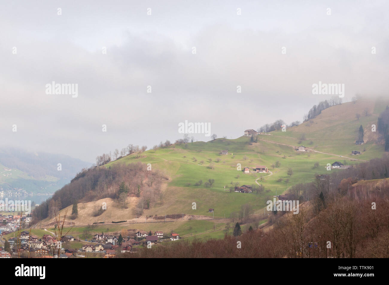 Un paysage panoramique de Brienz avec vue sur le lac de Brienz et les Alpes avec les sommets enneigés sur un matin d'hiver février.Les petits villages de la Suisse Banque D'Images