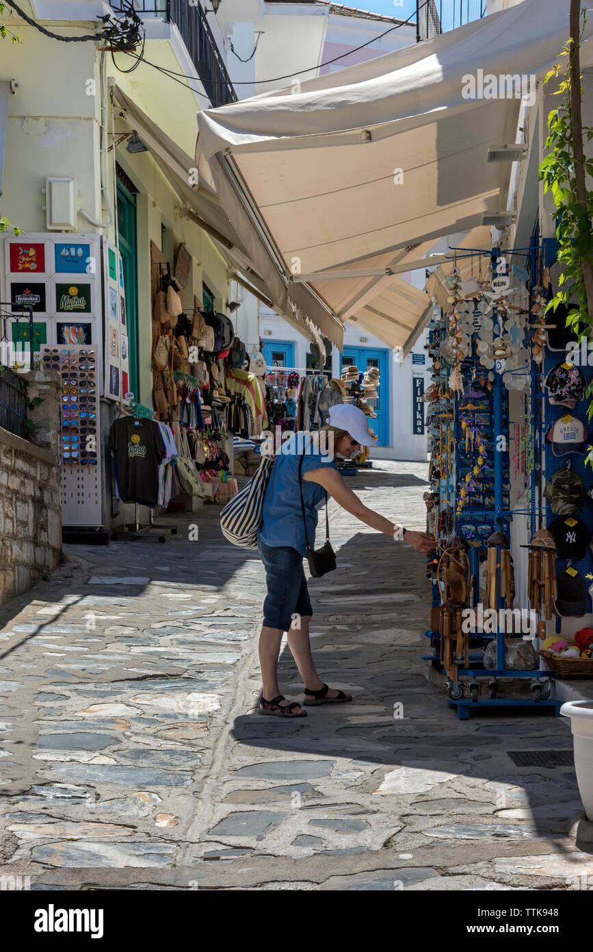 Boutiques dans la ville de Skopelos, Sporades du Nord de la Grèce. Banque D'Images