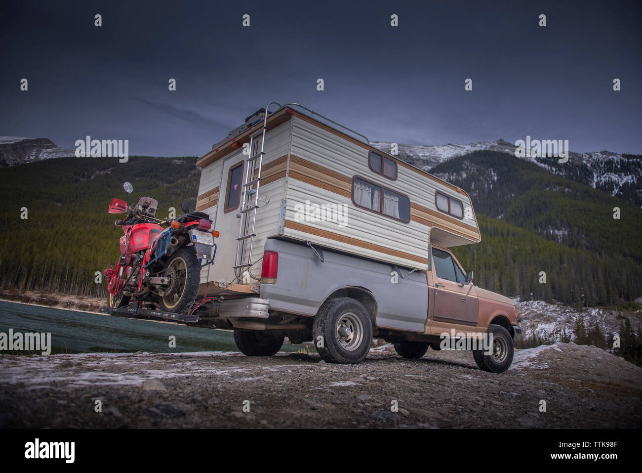 Camping-Chariot motorisé avec réservoir en Spray Lakes Banque D'Images