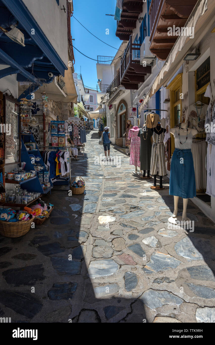 Boutiques dans la ville de Skopelos, Sporades du Nord de la Grèce. Banque D'Images