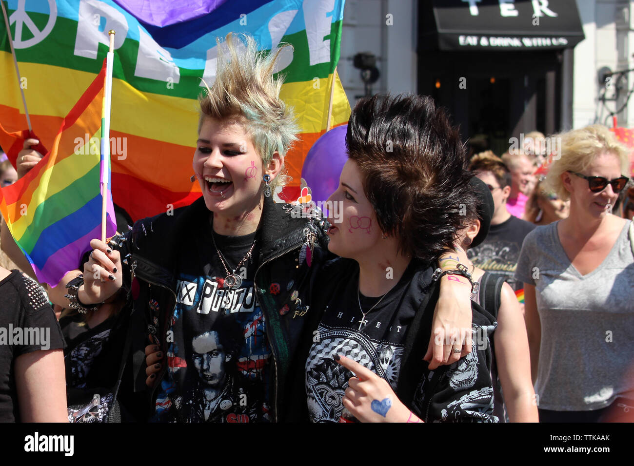 Jeunes punk filles au défilé de la fierté d'Helsinki 2016 à Helsinki, en Finlande Banque D'Images