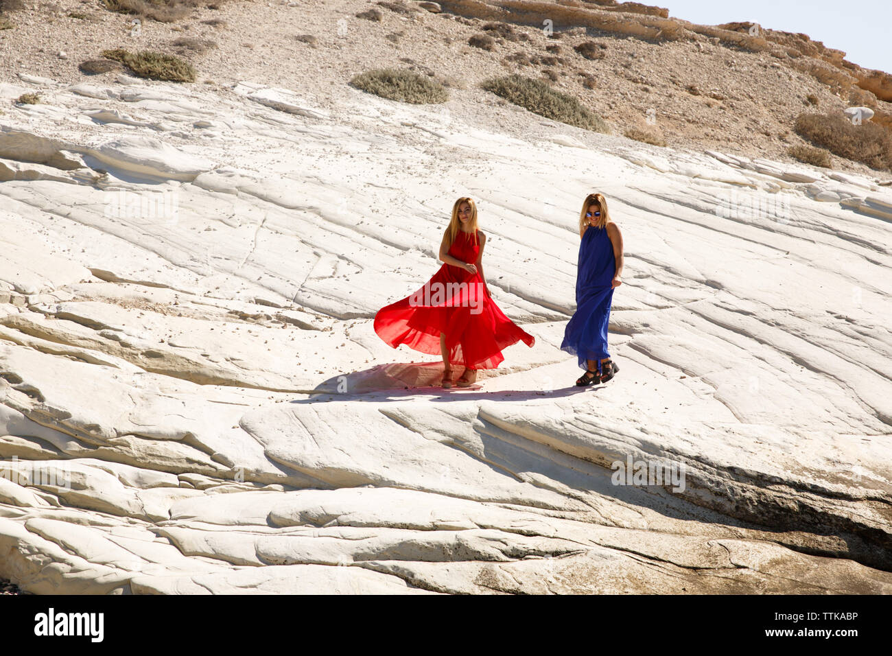 Les femmes blondes dans les longues sur la white rock à Chypre. Banque D'Images