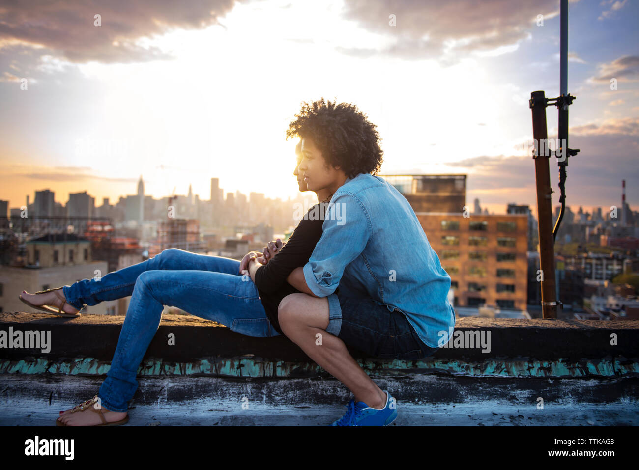 Sur le toit de ciel contre pendant le coucher du soleil Banque D'Images