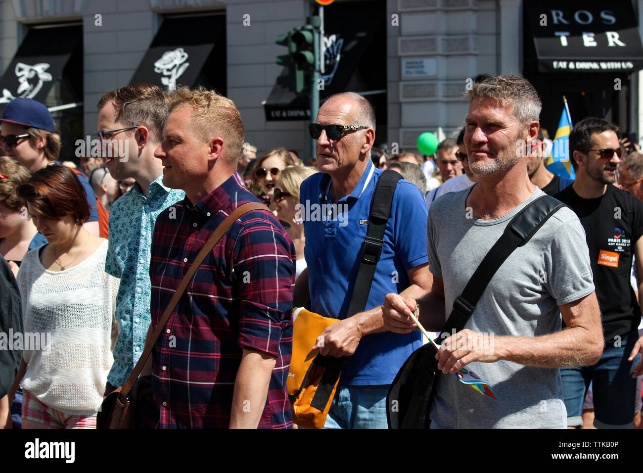 Des hommes défilent à la parade de la fierté d'Helsinki 2016 à Helsinki, en Finlande Banque D'Images