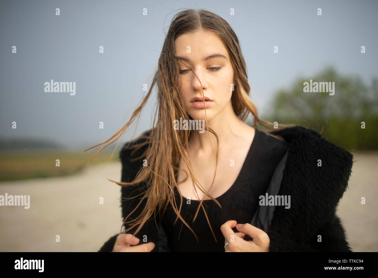 Close-up belle femelle dans un manteau de fourrure sur une plage sauvage Banque D'Images