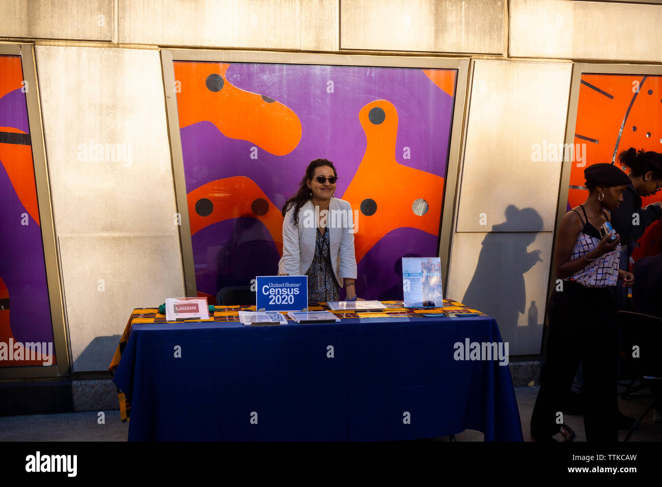 Un travailleur mans un recensement 2020 table d'information dans le cadre d'un festival à New York le mardi, Juin 11, 2019. Le recensement est un décompte de tous ceux qui vivent dans l'United States, citoyens et non-citoyens. Par la loi il est effectué tous les 10 ans et l'information est utilisée pour une nouvelle distribution proportionnelle des districts du Congrès ainsi que sur la répartition des fonds du gouvernement. (© Richard B. Levine) Banque D'Images