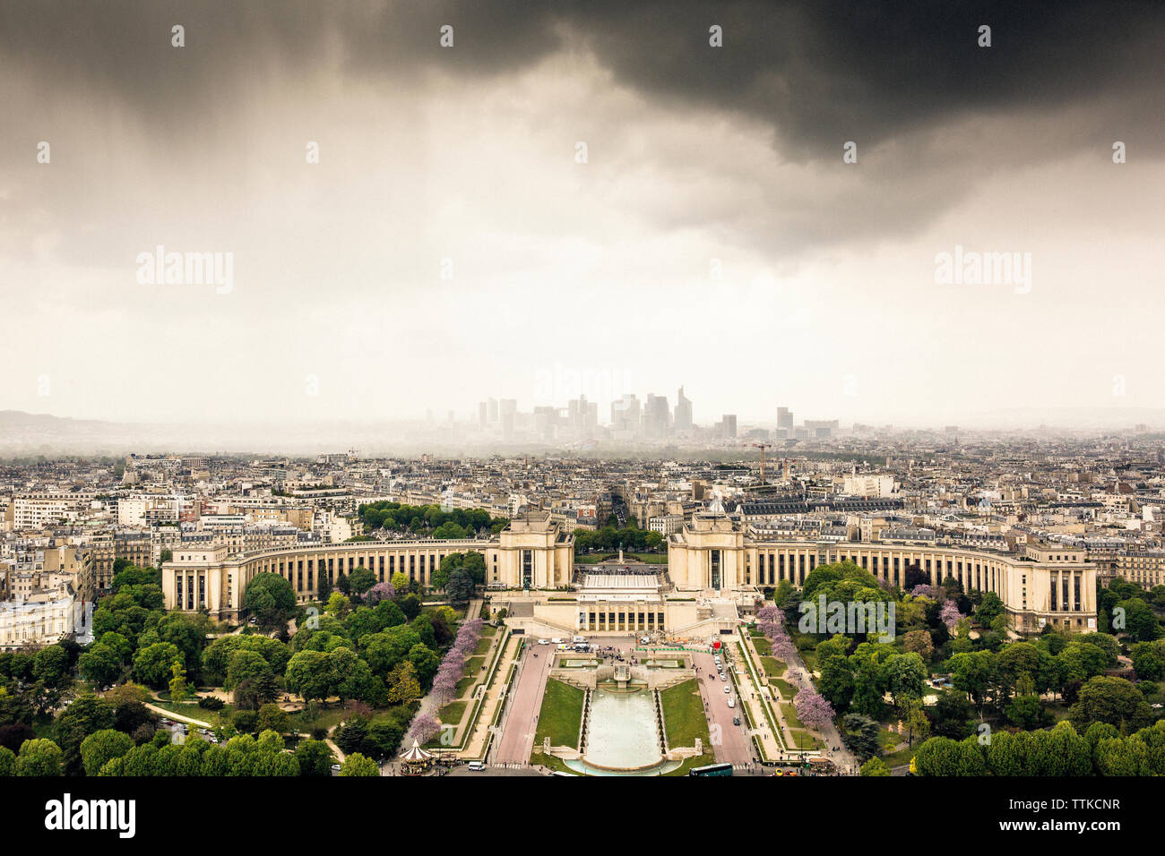 Vue aérienne de cityscape contre ciel nuageux Banque D'Images