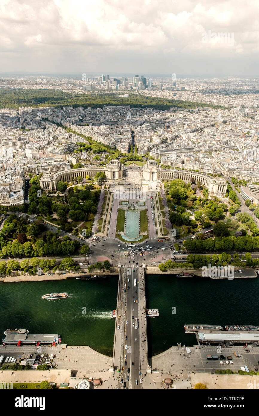 Vue aérienne de la rivière par cityscape contre ciel nuageux Banque D'Images