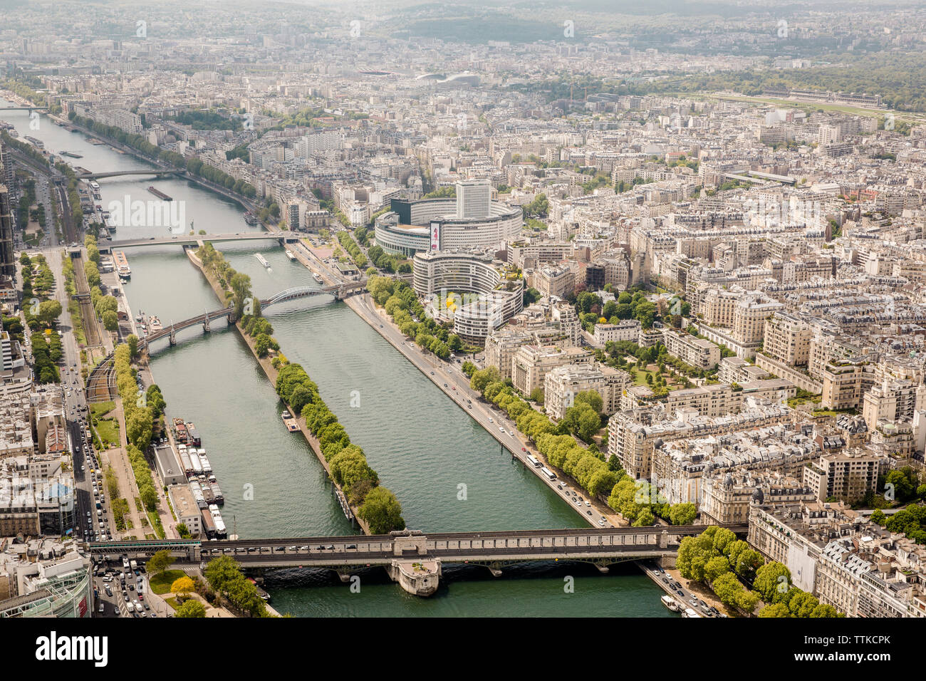 Vue aérienne de ponts sur la rivière dans la ville Banque D'Images