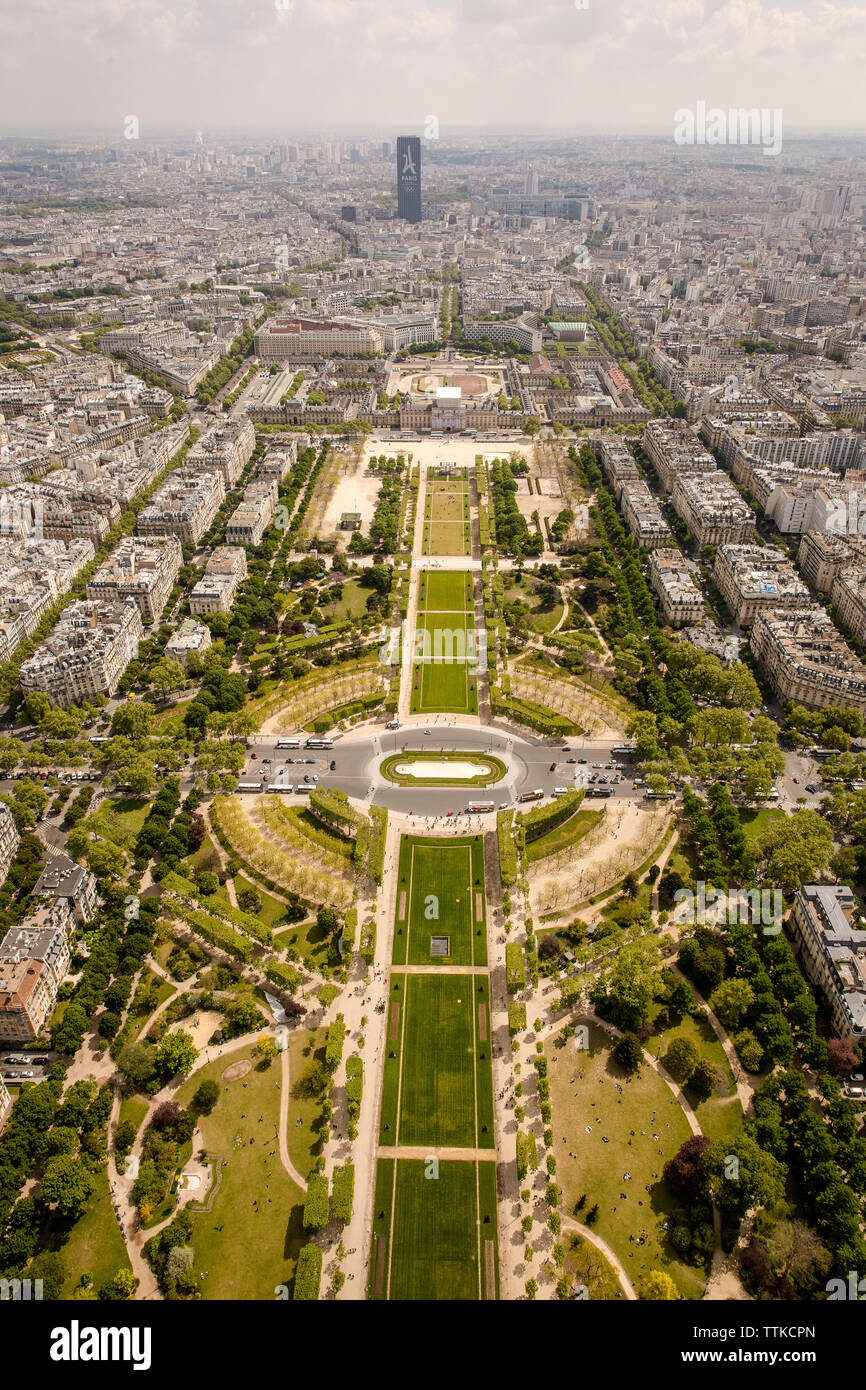 Vue aérienne du parc en ville contre ciel lors de journée ensoleillée Banque D'Images