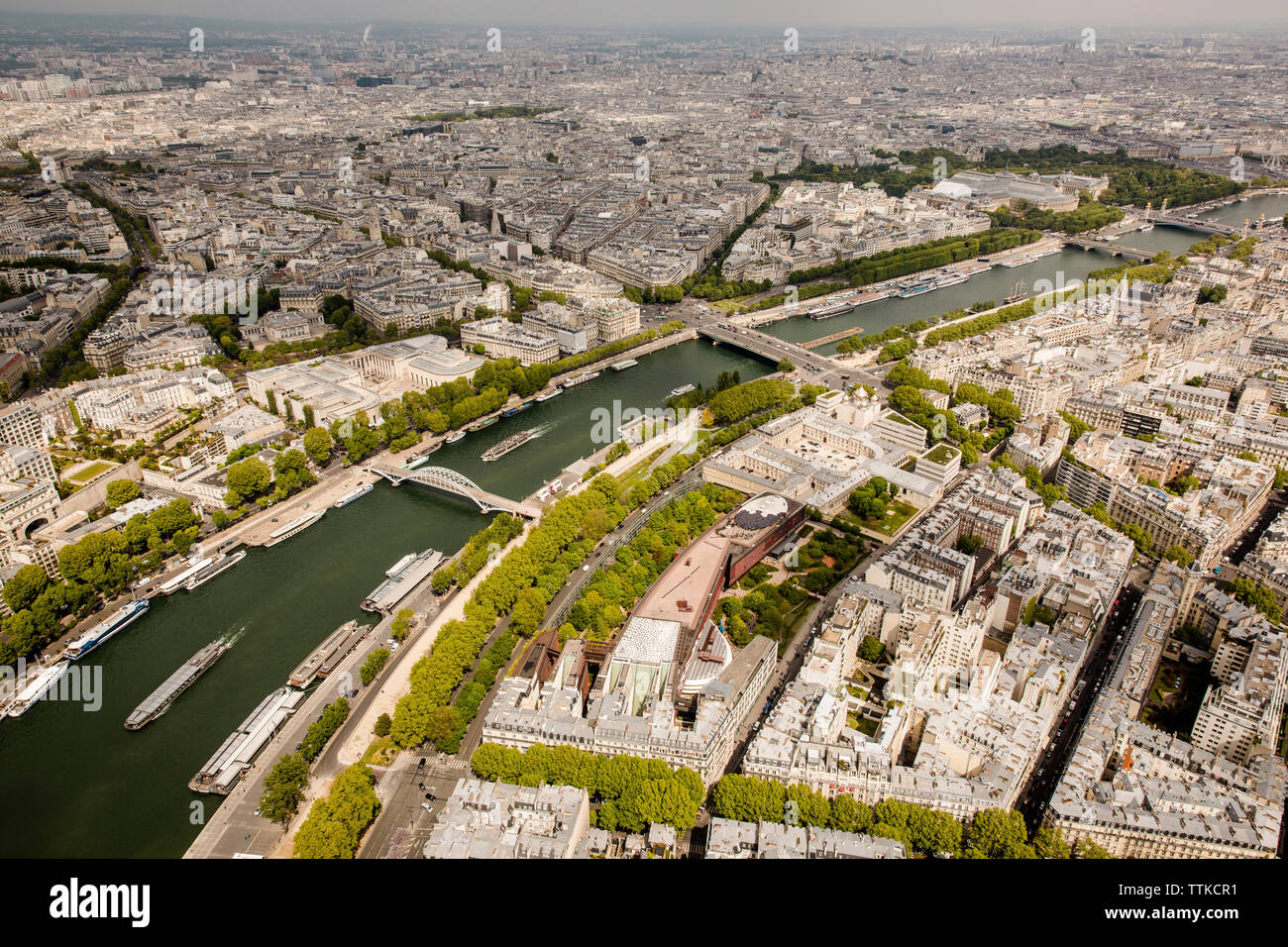 Vue aérienne de ponts sur la rivière par la ville au cours de journée ensoleillée Banque D'Images