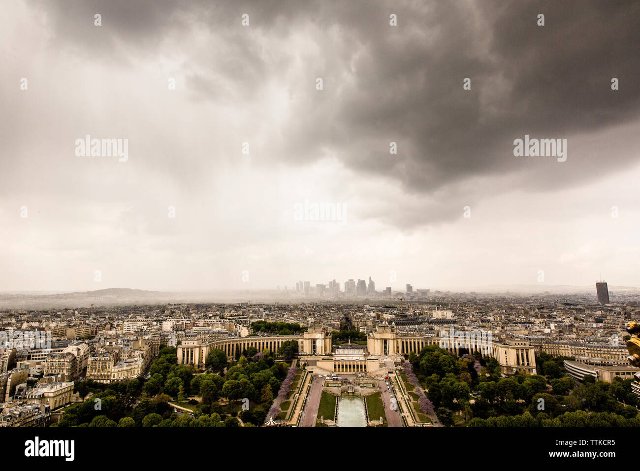 Vue aérienne de cityscape contre ciel nuageux Banque D'Images