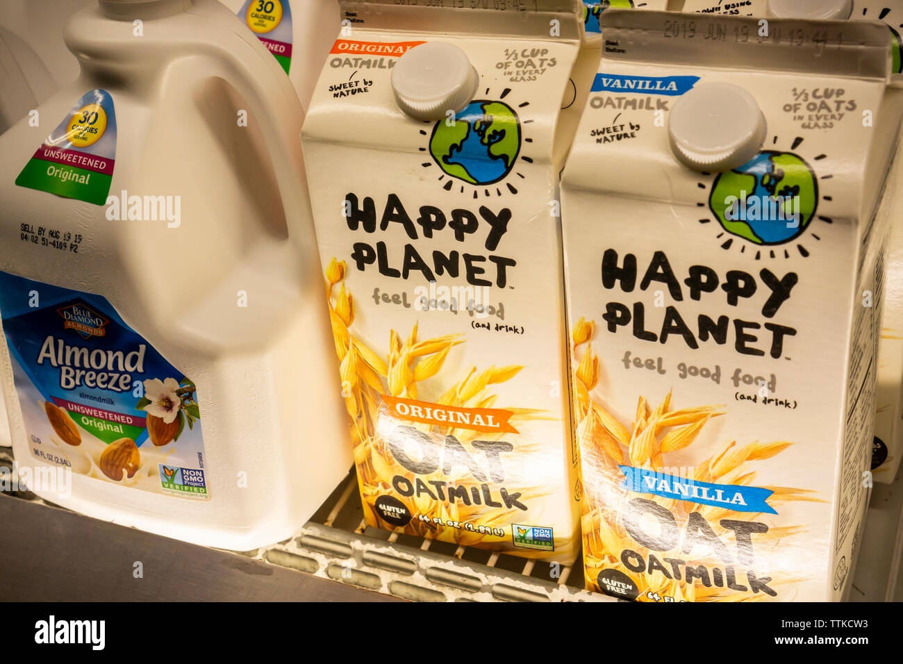 Conteneurs de base canadien marque Happy Planet lait d'avoine dans le lait à base de plantes dans le refroidisseur d'un supermarché à New York le mercredi 12 juin, 2019. (© Richard B. Levine) Banque D'Images