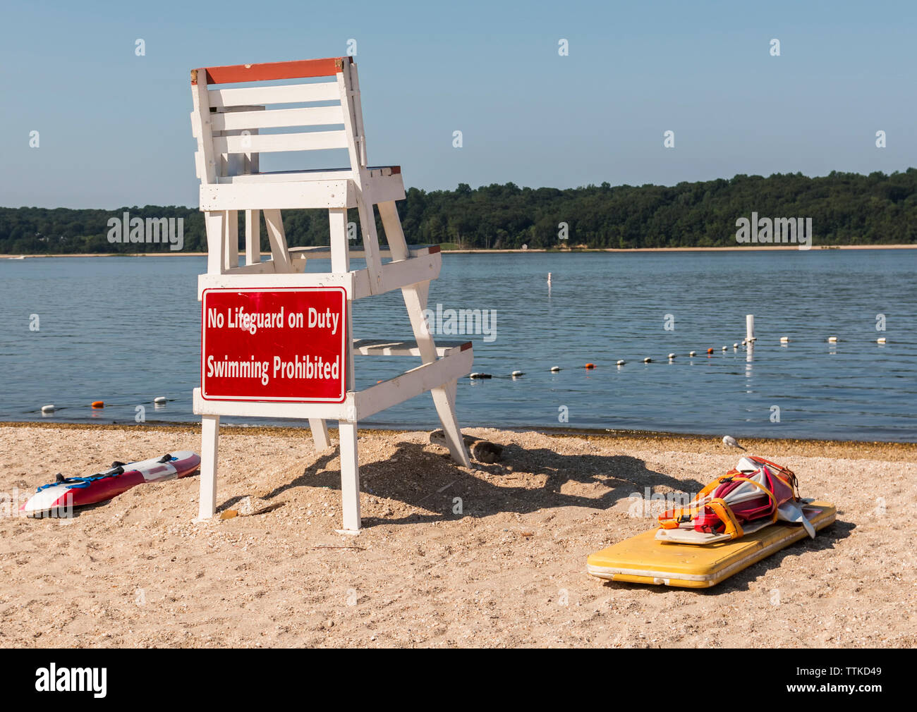 Un livre blanc de secours avec un panneau rouge sur l'arrière qui lit, Aucun sauveteur en service natation interdite. Banque D'Images