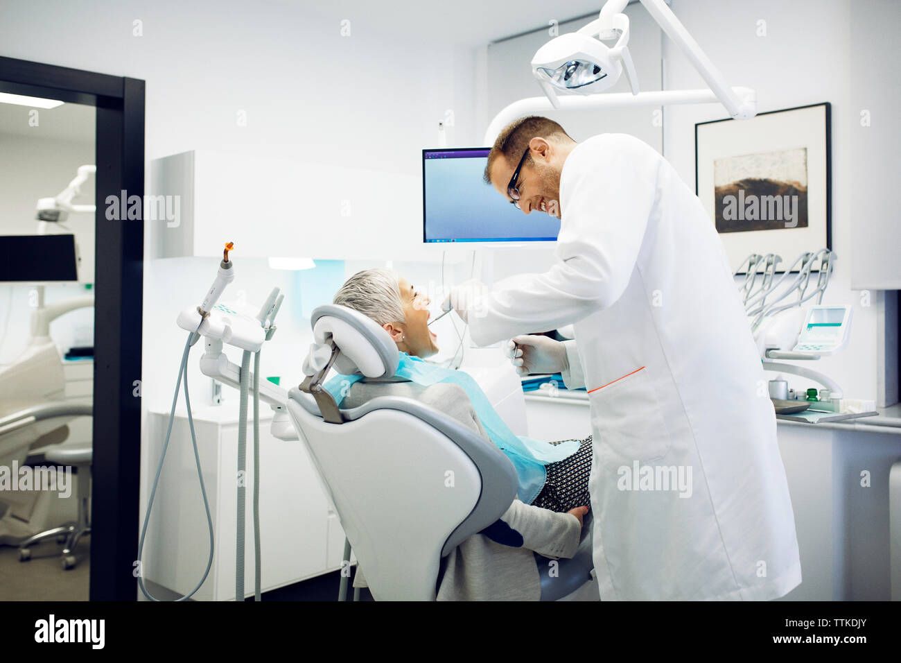 L'examen de dentiste dents du patient à la clinique Banque D'Images