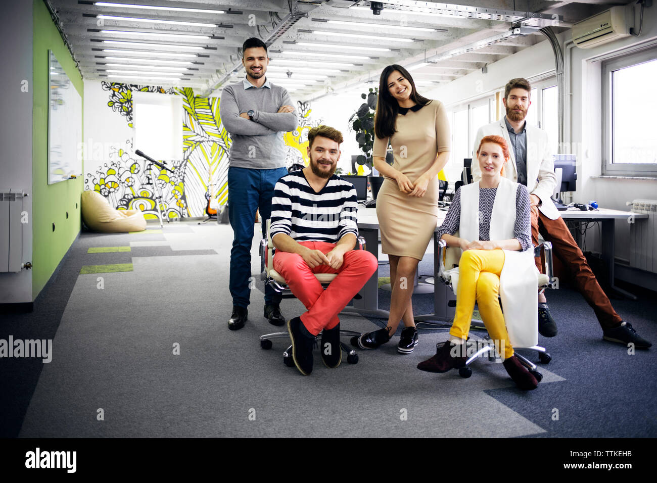 Portrait of confident business team in creative office Banque D'Images