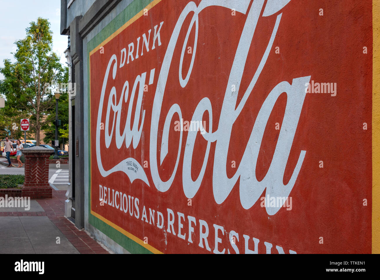 Une fresque Coca-Cola décore un mur le long de la place historique de la ville au centre-ville de Gainesville, en Géorgie. (USA) Banque D'Images
