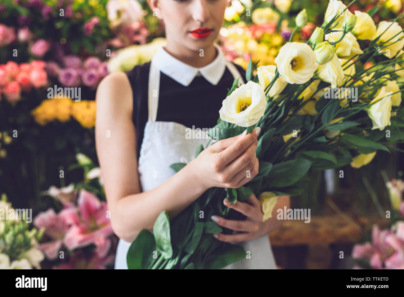 Au milieu du holding roses en boutique de fleuriste Banque D'Images