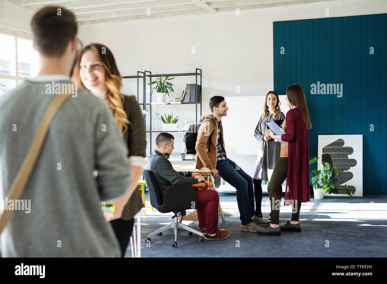 Amis parler alors qu'il se trouvait à table en classe Banque D'Images