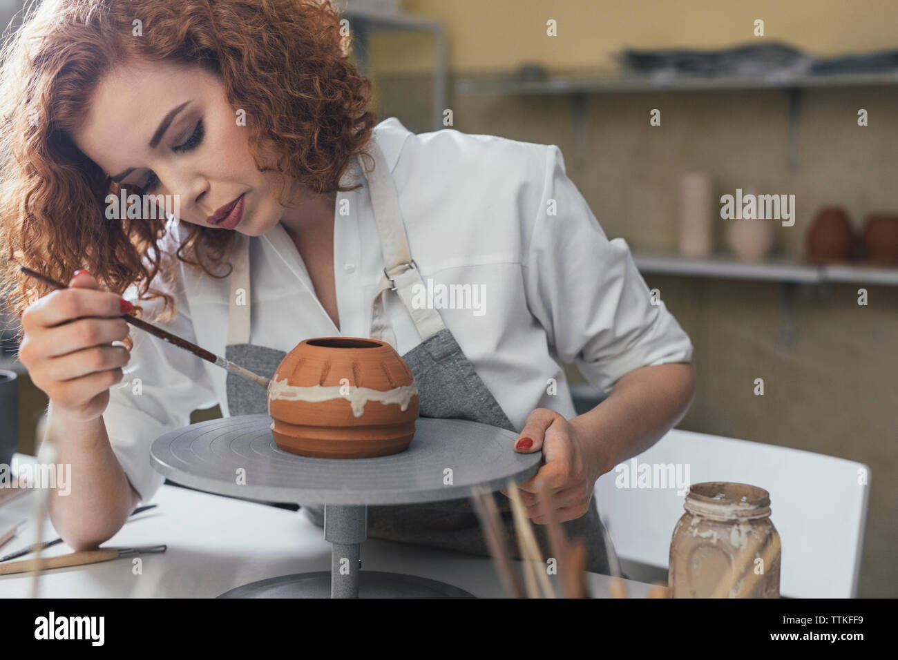Potter en céramique peinture à table dans l'atelier Banque D'Images