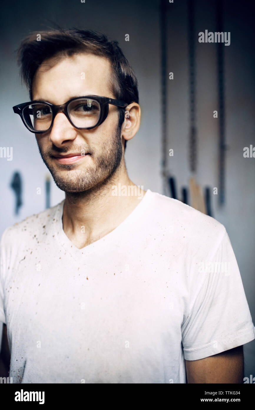 Portrait de Carpenter en atelier Banque D'Images