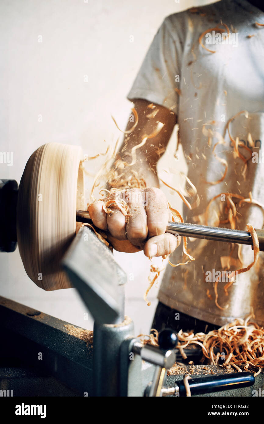 Portrait carpenter holding ciseau tout en façonnant l'atelier à bol Banque D'Images